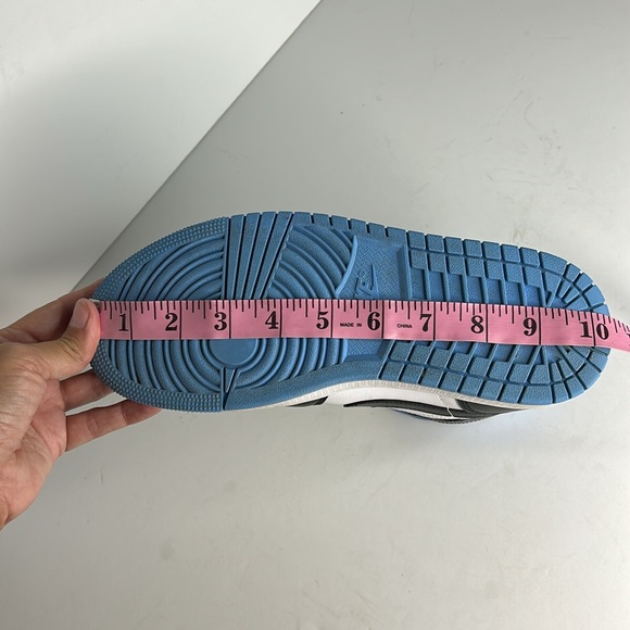 Nike Jordan 1 Mid in University Blue - Picture 16 of 16